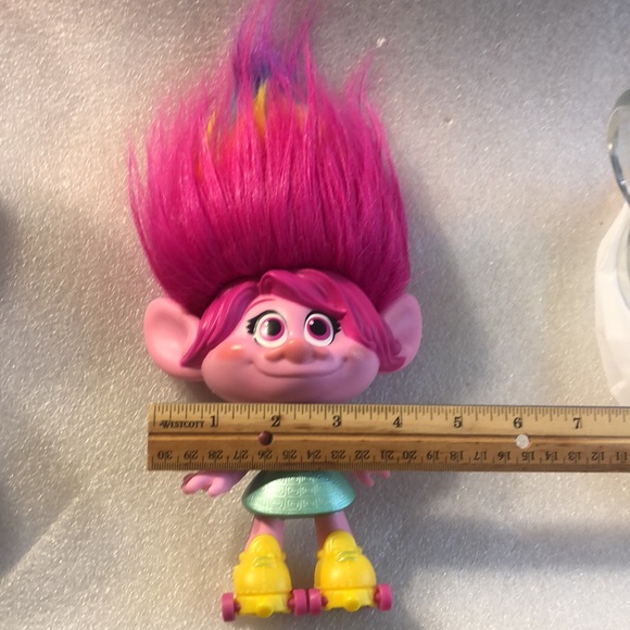 Rainbow hair troll doll @ 2017 Hasbro - Picture 9 of 9